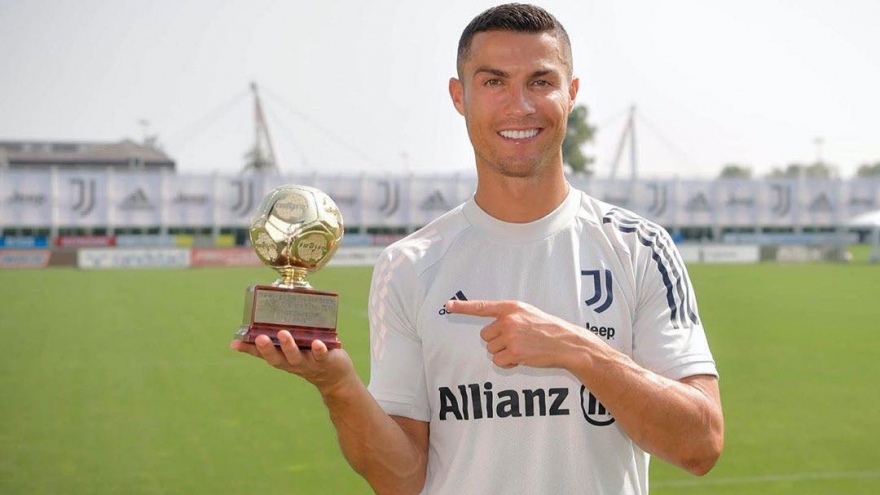 Cristiano Ronaldo nhận danh hiệu Cầu thủ ghi bàn xuất sắc nhất thế giới