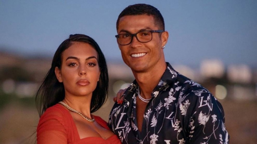 Choáng váng: Ronaldo cầu hôn bạn gái bằng nhẫn kim cương trị giá... 18 tỷ đồng