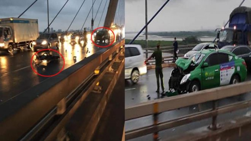 Xe máy đi ngược chiều tông trúng taxi trên cầu Nhật Tân, 2 thanh niên nguy kịch