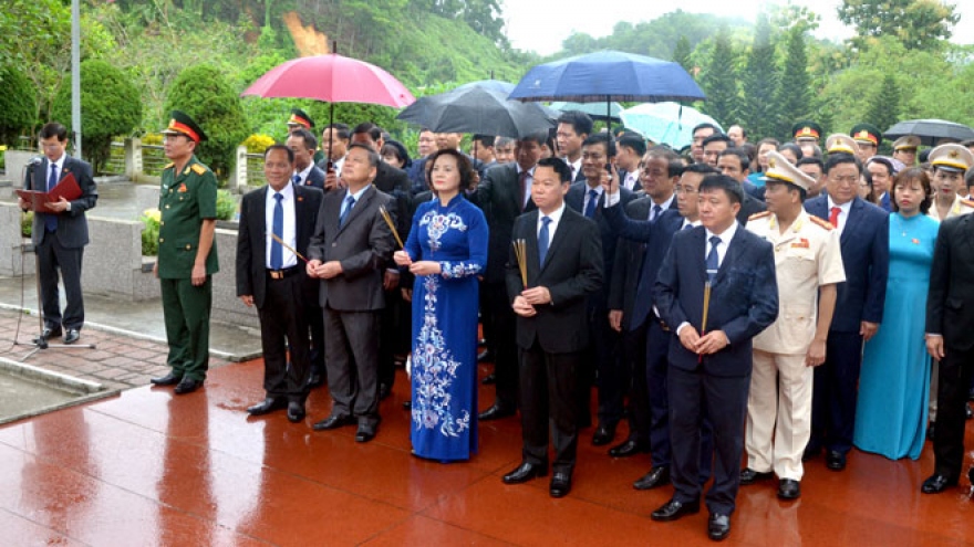 Đoàn đại biểu dự Đại hội Đảng bộ tỉnh Yên Bái dâng hương tại Nghĩa trang liệt sỹ