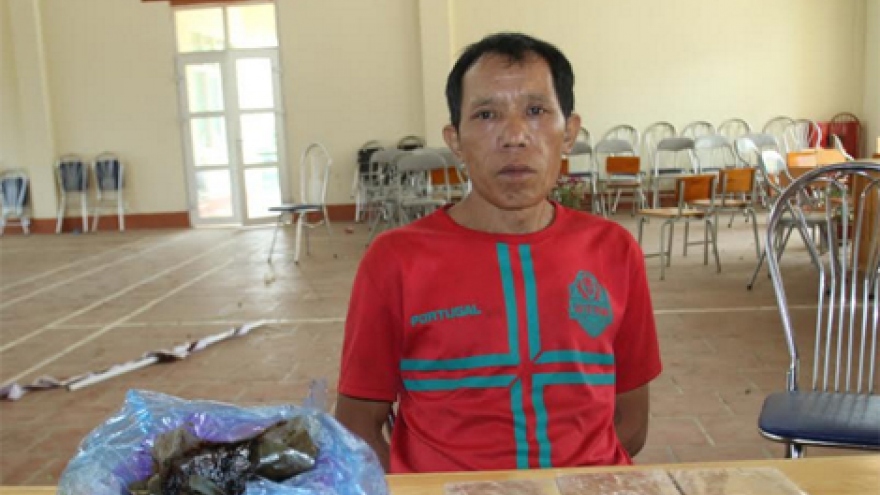 Lào Cai: Bắt đối tượng vận chuyển 3 bánh heroin cùng 800g thuốc phiện
