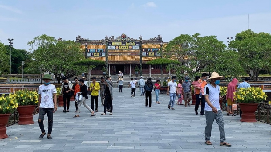 Người dân đến vui chơi ở các điểm di tich, chùa chiền tại Thừa Thiên Huế