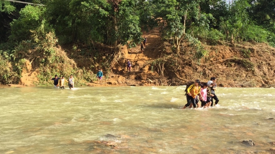 Học sinh vùng cao, lội sông đến trường mùa lũ