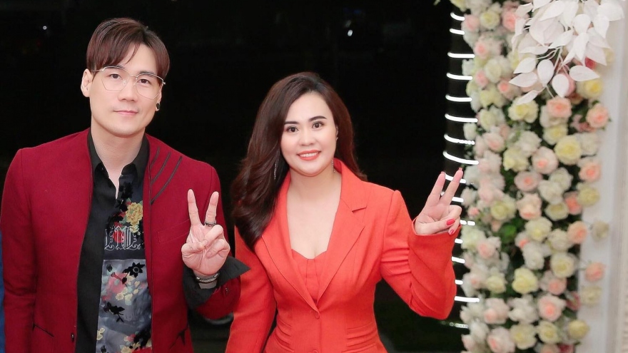 Ca sĩ Khánh Phương bất ngờ tặng hoa cho diễn viên Phan Kim Oanh