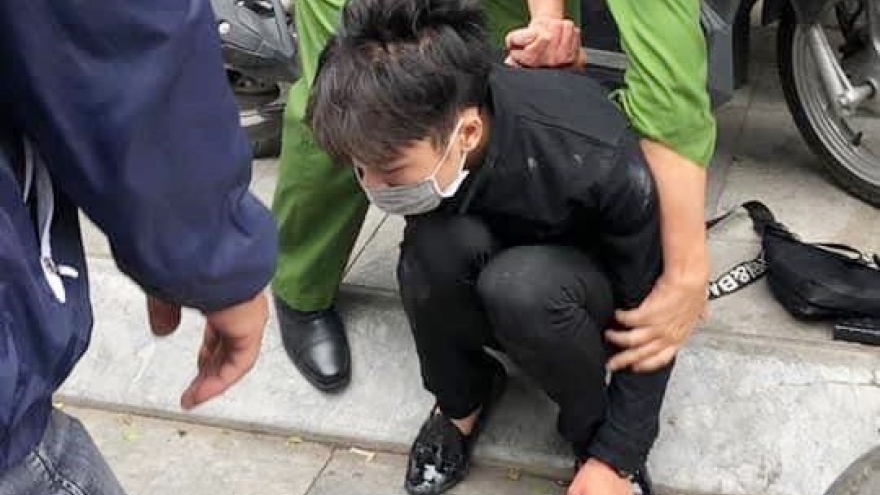 Nam thanh niên táo tợn dùng dao cướp tiệm vàng tại Hà Nội
