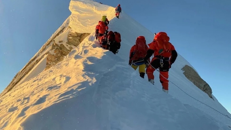 Nepal đón đoàn khách leo núi đầu tiên quay lại Himalaya
