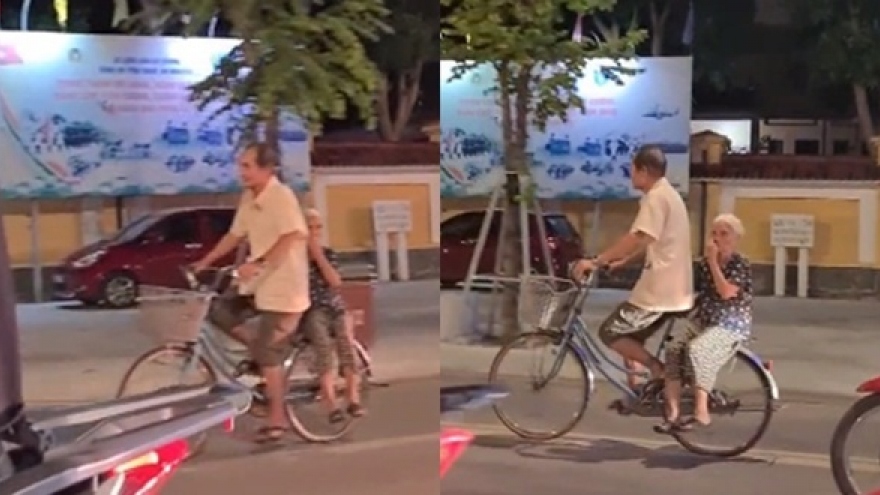 Ông chở bà e ấp trên xe đạp cũ: 'Mình sẽ bên nhau mãi nhé'