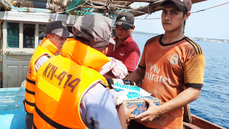 Cứu nạn thành công tàu cá Bình Định giữa sóng biển cấp 6
