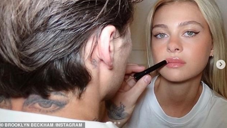 Con trai David Beckham tỉ mỉ trang điểm cho hôn thê xinh đẹp