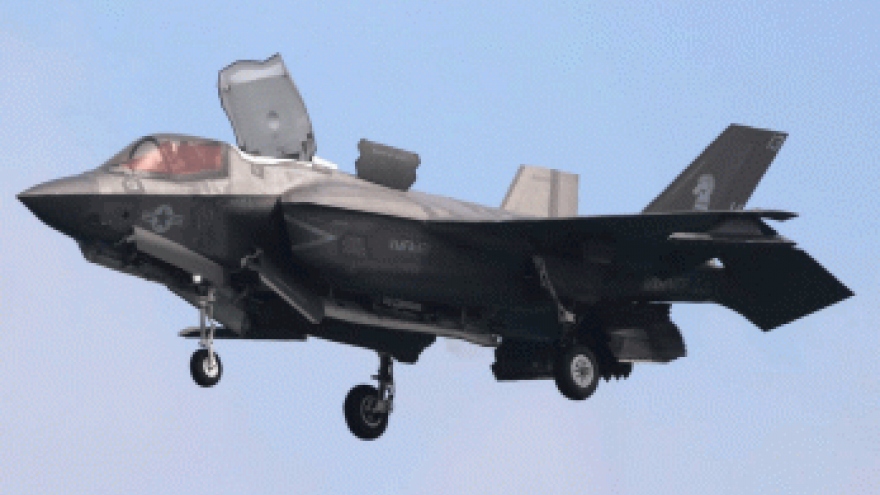 Video: Va chạm máy bay tiếp nhiên liệu, F-35B lao xuống đất, bốc cháy dữ dội