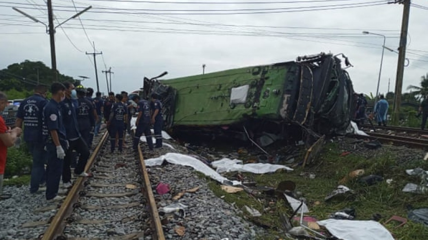 Tàu hỏa đâm xe buýt ở Thái Lan: Ít nhất 20 người tử vong
