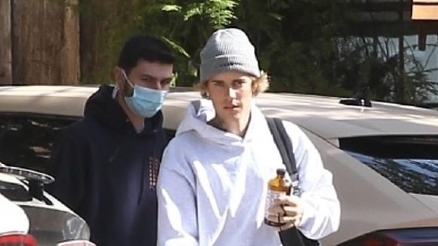 Justin Bieber mặc đồ đơn giản đến phòng thu trước khi ra mắt phim tài liệu mới