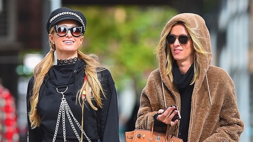 Paris Hilton sành điệu đi ăn trưa cùng em gái