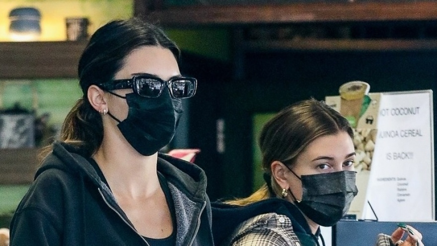 Kendall Jenner và bà xã Justin Bieber vui vẻ ra phố sau buổi tập gym