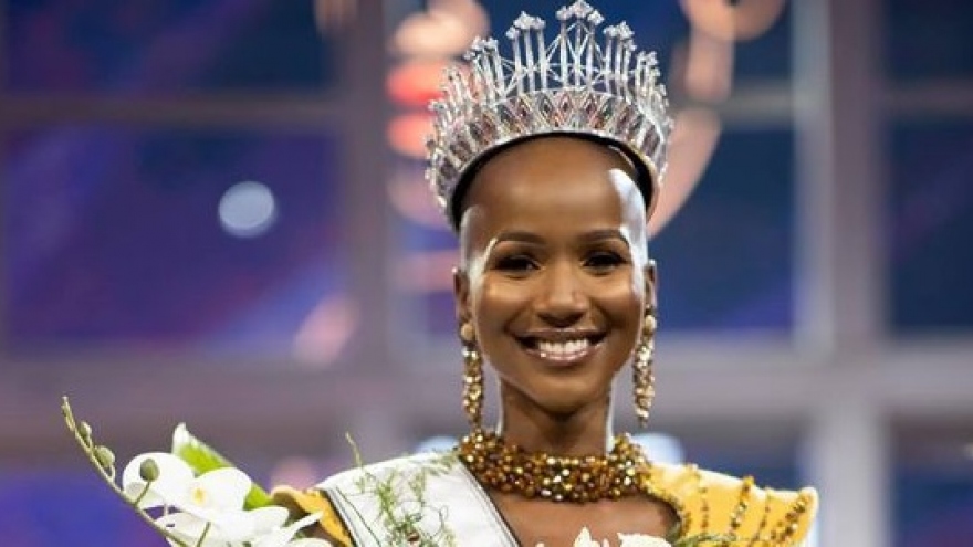 Vẻ nóng bỏng của "mỹ nhân đầu trọc" đăng quang Hoa hậu Hoàn vũ Nam Phi 2020
