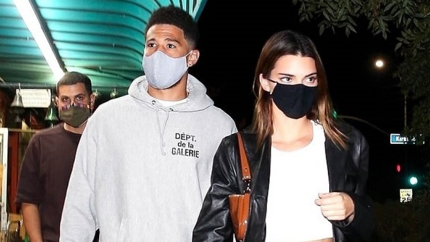 Kendall Jenner mặc đồ khỏe khoắn đi ăn tối cùng bạn trai mới