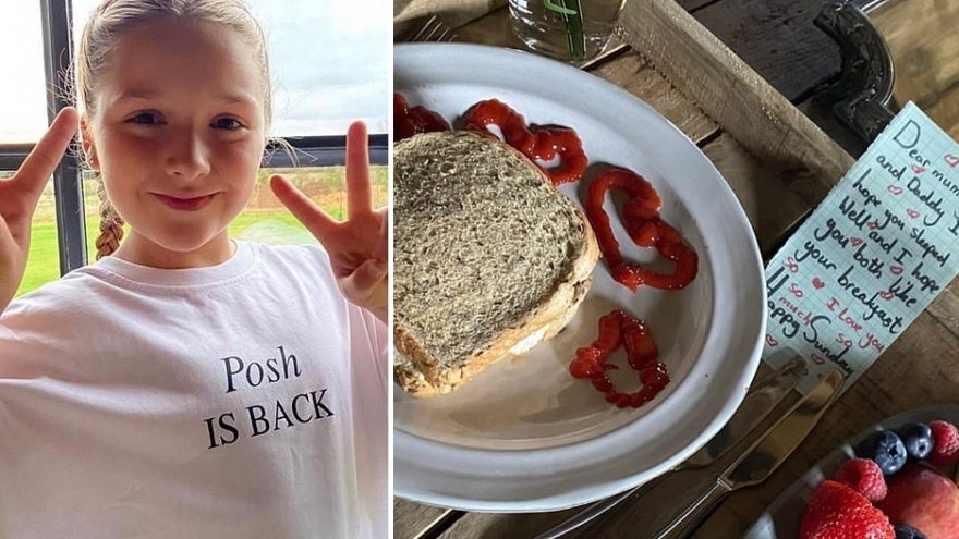 Victoria Beckham khoe bữa sáng do con gái cưng tự tay làm cho bố mẹ