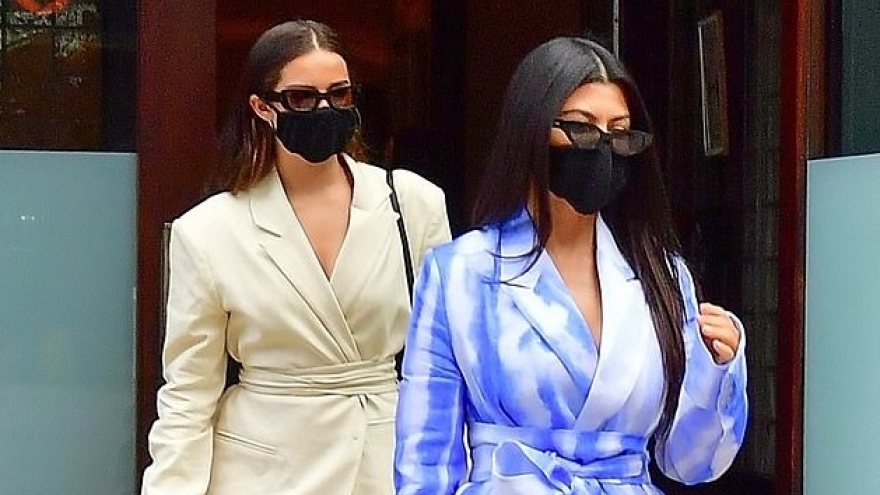 Chị gái Kim Kardashian và bạn thân mặc đồ đồng điệu sang chảnh ra phố