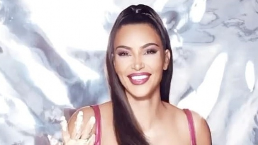 Kim Kardashian rạng rỡ giới thiệu sản phẩm làm đẹp trước thềm sinh nhật