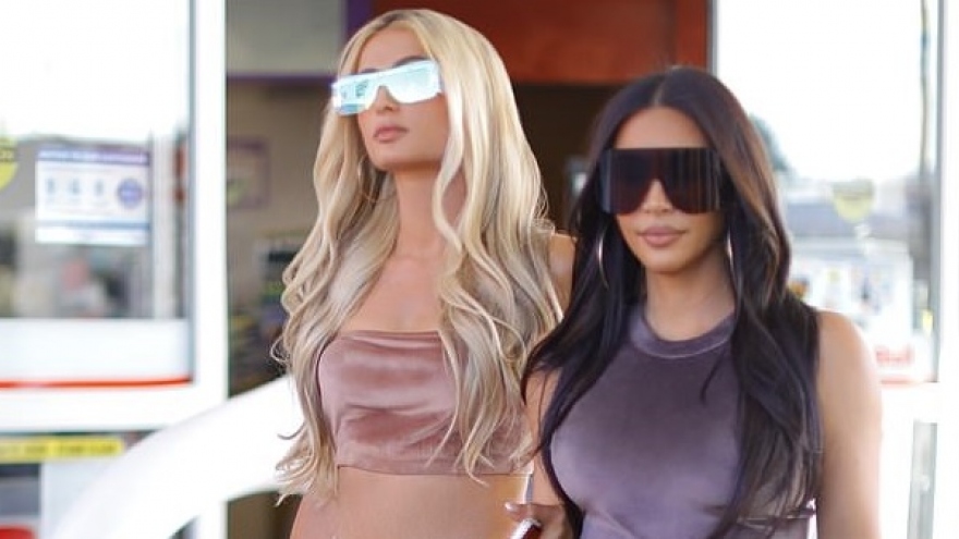 Paris Hilton khoe vòng eo săn chắc, đọ dáng cùng Kim Kardashian khi đi mua sắm