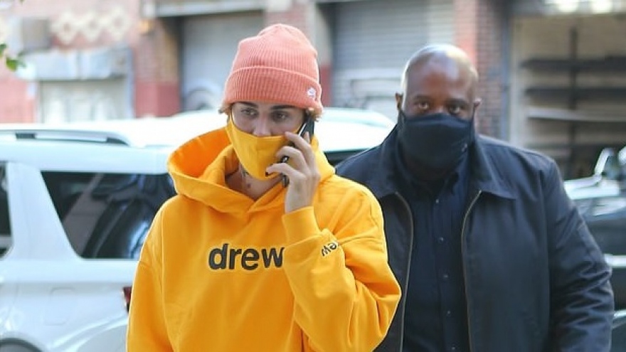 Justin Bieber diện set đồ vàng rực đến phòng thu ở New York