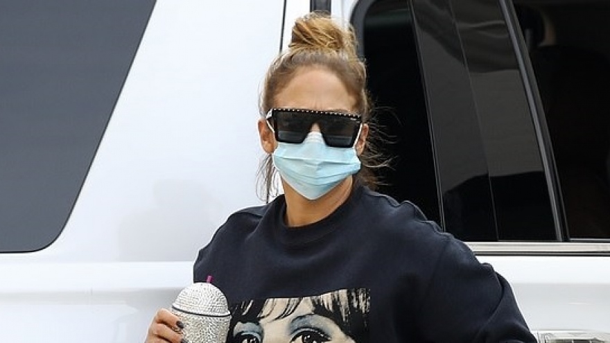 Jennifer Lopez mặc đồ hiệu trẻ trung ra phố