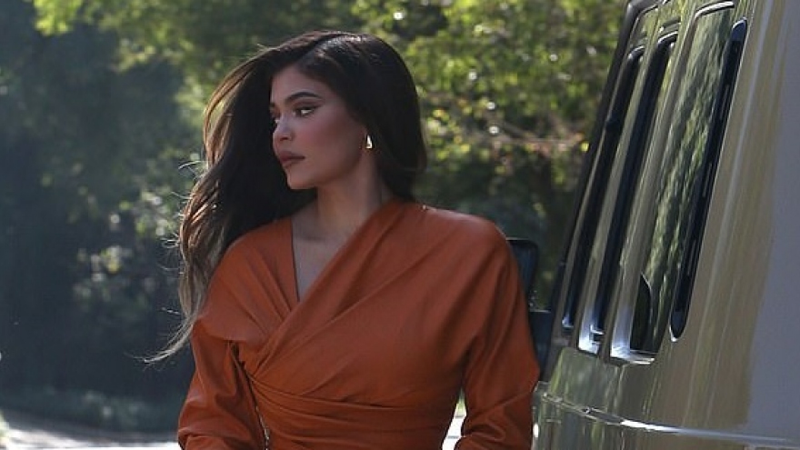 Kylie Jenner diện đầm gần 5000 USD, khoe dáng nóng bỏng ra phố