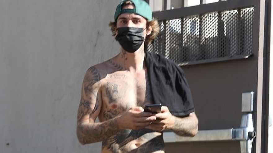 Justin Bieber cởi áo khoe loạt hình xăm lớn trên cơ thể khi đi bộ trên phố
