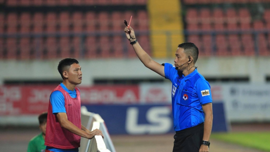 HY HỮU: Trọng tài số 1 Việt Nam chạy dọc sân để rút thẻ đỏ với trợ lý HLV Hải Phòng