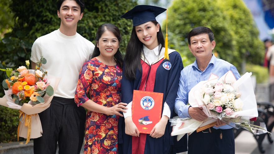 Á hậu Phương Nga rạng rỡ cùng bạn trai Bình An tại buổi lễ tốt nghiệp Đại học