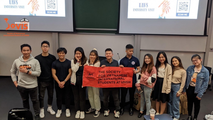 Sinh viên Việt Nam tại Australia giúp đỡ nhau trong mùa dịch