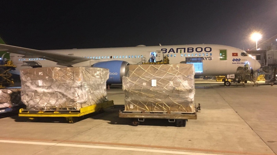 Bamboo Airways nhận chuyển miễn phí hàng cứu trợ tới vùng lũ miền Trung