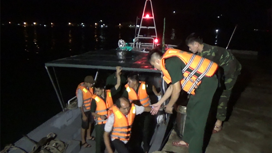 Bình Định cứu kịp thời 11 ngư dân trên tàu cá bị chìm