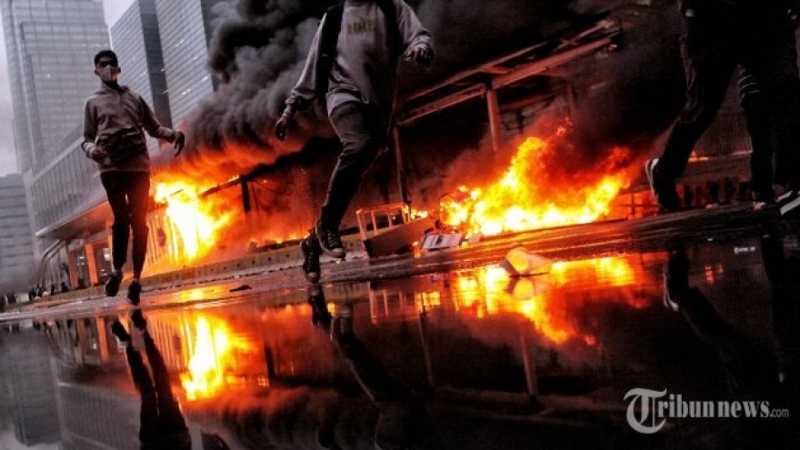 Jakarta thiệt hại 25 tỷ Rupiah trong cuộc biểu tình bạo loạn chống luật việc làm