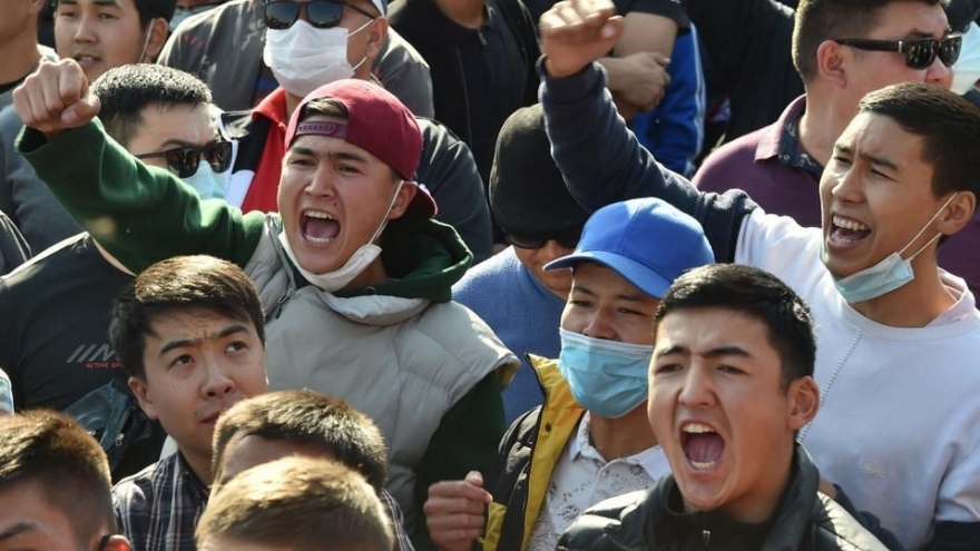 Kyrgyzstan đóng cửa biên giới, ít nhất 3 nhóm tuyên bố nắm quyền