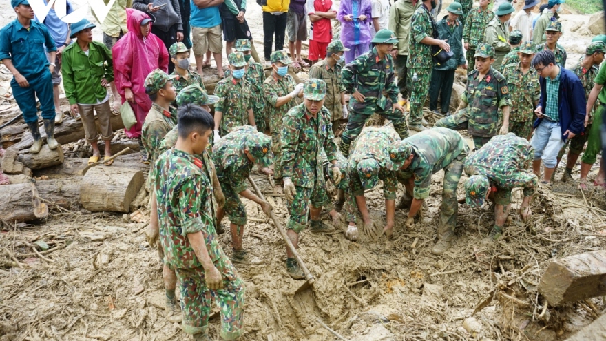 Bộ đội dầm mưa tìm người mất tích ở Trà Leng 