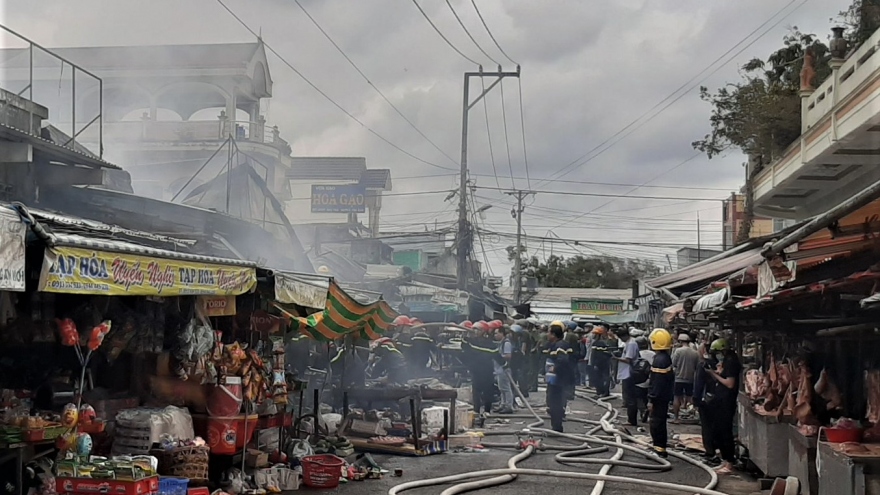 Cháy chợ tại Cà Mau, tiểu thương hoảng hốt tháo chạy