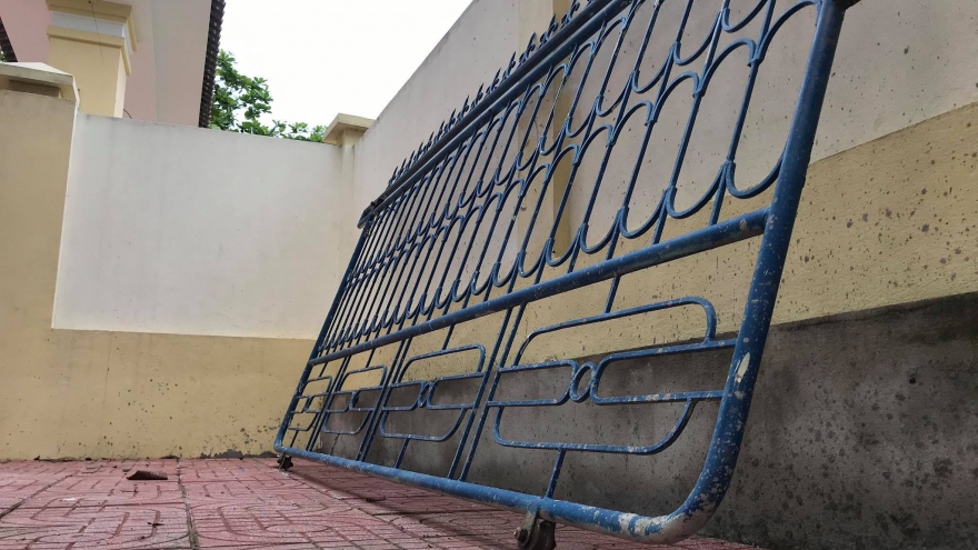 Cánh cổng sắt trường tiểu học đổ sập đè lên chân 1 học sinh