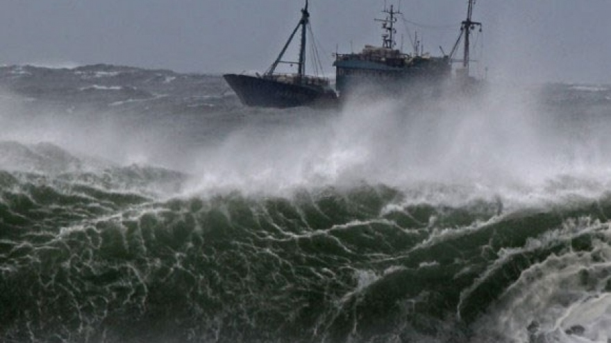 Phớt lờ khuyến cáo, 1 tàu cá có 4 thuyền viên chết máy gần tâm bão số 8