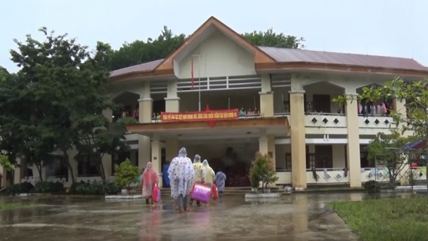 Sơ tán khẩn cấp 277 học sinh ra khỏi vùng sạt lở ở Quảng Nam