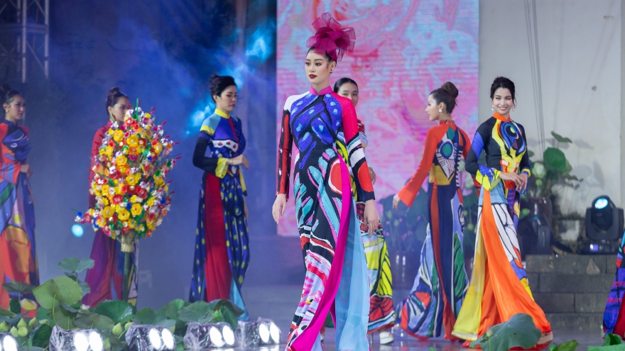 Hoa hậu Khánh Vân đẹp rạng rỡ, trình diễn tại "Lễ hội áo dài TP HCM năm 2020"