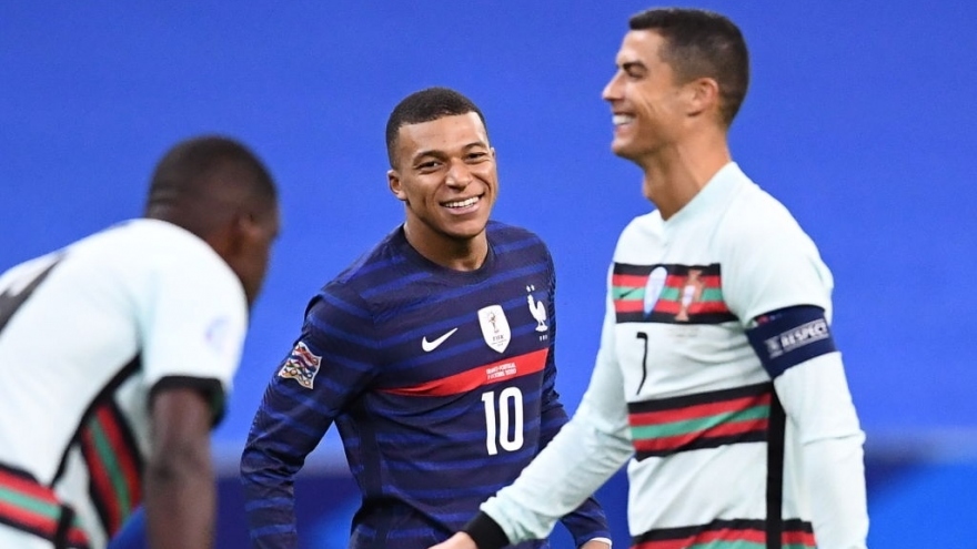 Kylian Mbappe cười tít mắt khi được đối đầu với thần tượng Ronaldo