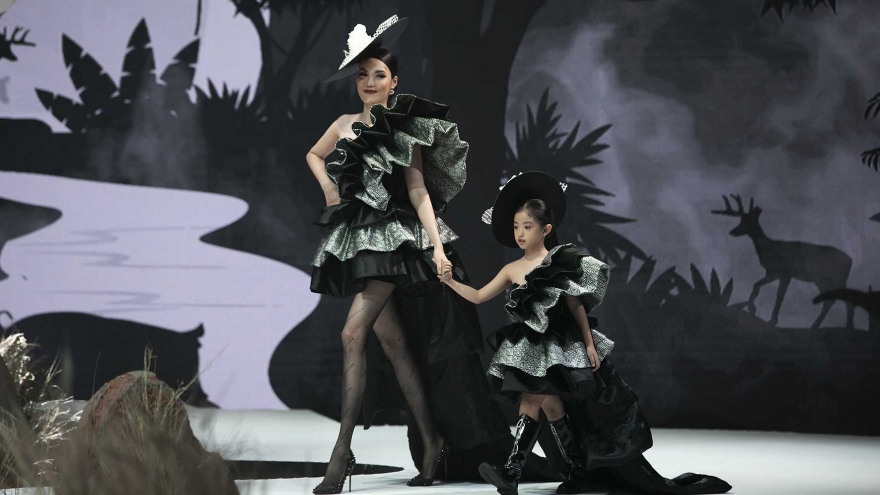 Lan Khuê, Trương Quỳnh Anh catwalk mở màn Vietnam Junior Fashion Week 2020