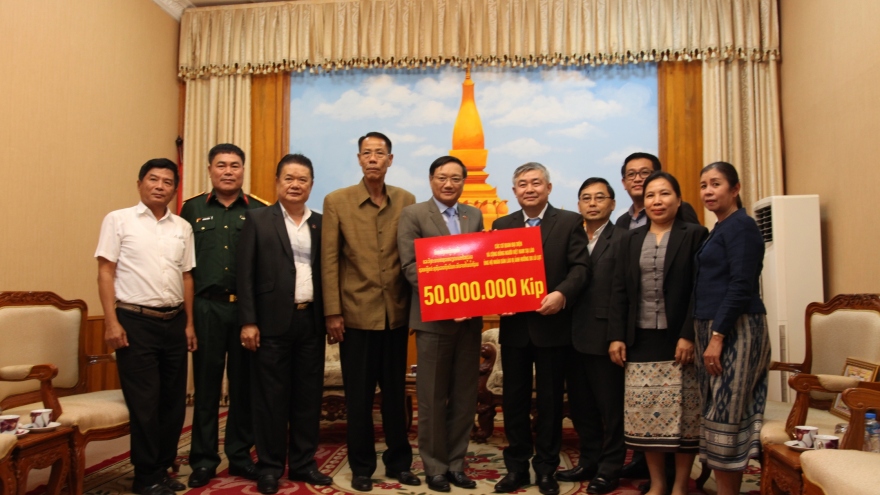Đại sứ quán Việt Nam trao tiền ủng hộ người dân vùng lũ Savanakhet (Lào)