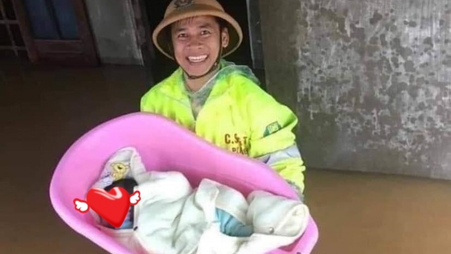 Nụ cười của chiến sĩ trẻ giải cứu em bé khỏi nhà ngập lụt: Tình quân dân thật ấm áp