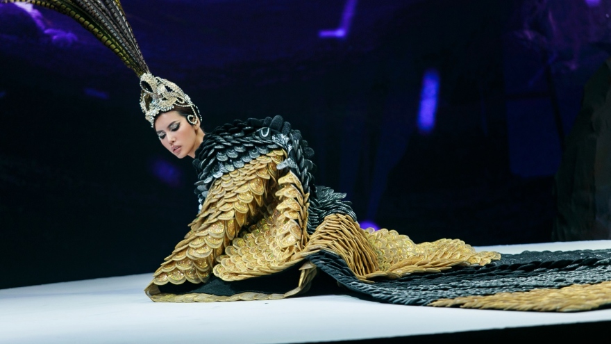 Hoa hậu Minh Tú mang bộ cánh cầu kỳ nặng 40kg sải bước trên sàn diễn