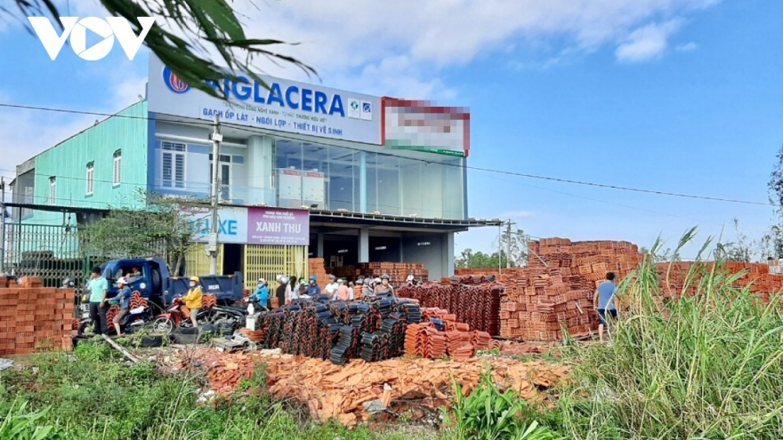 Sau bão số 9, người dân Quảng Ngãi chen lấn mua tôn, ngói