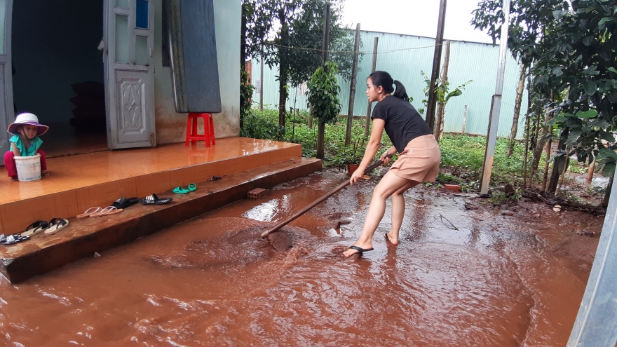 Nhà dân tại phố núi Pleiku ngập sâu sau mưa lớn