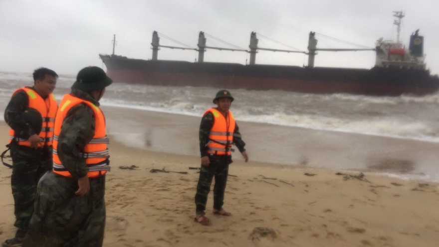 Tàu hàng 26.000 tấn gặp nạn khi đang tránh trú bão tại Quảng Bình