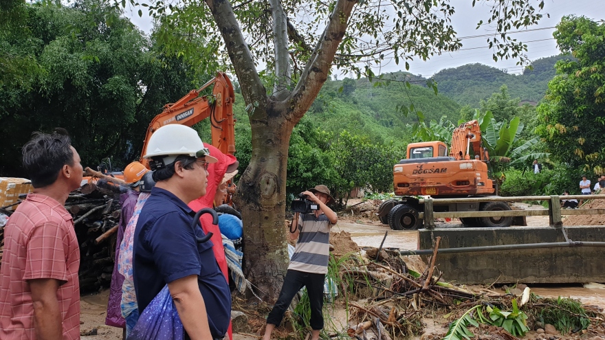 Quảng Nam: Mưa lũ khiến nhiều tuyến đường bị ách tắc, 7 con bò bị sét đánh